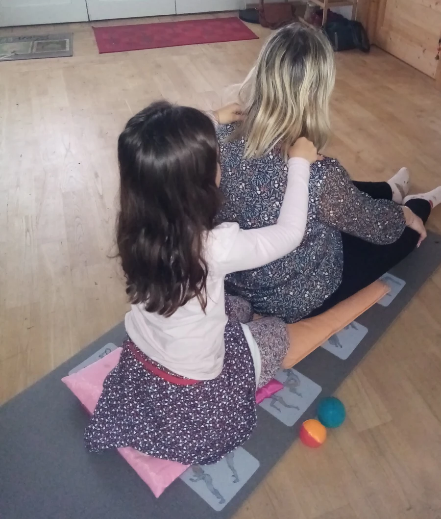 Massage bien-être partagé entre un enfant et un parent