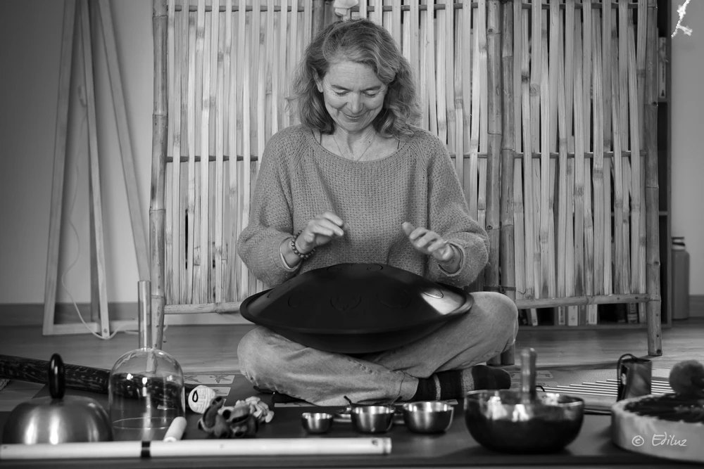 Frédérique pendant une séance de relaxation sonore